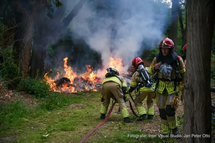 Brandend tuinafval zorgt voor flinke rookontwikkeling