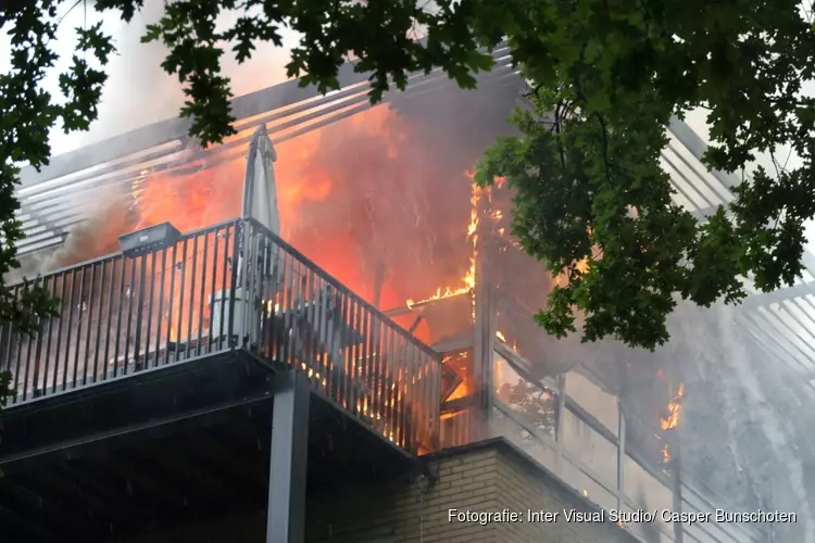 Uitslaande brand in flat in Huizen