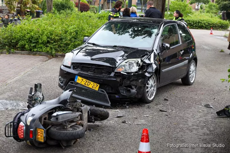 Bromfietser zonder helm frontaal in botsing met auto