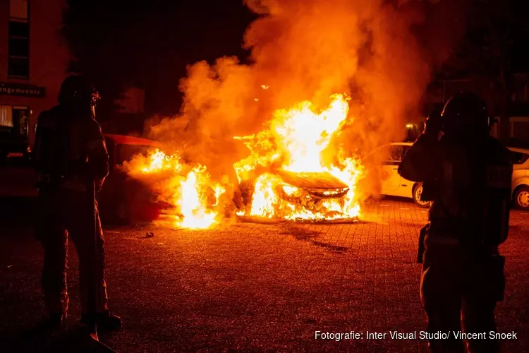 Twee auto&#39;s door brand verwoest in Huizen