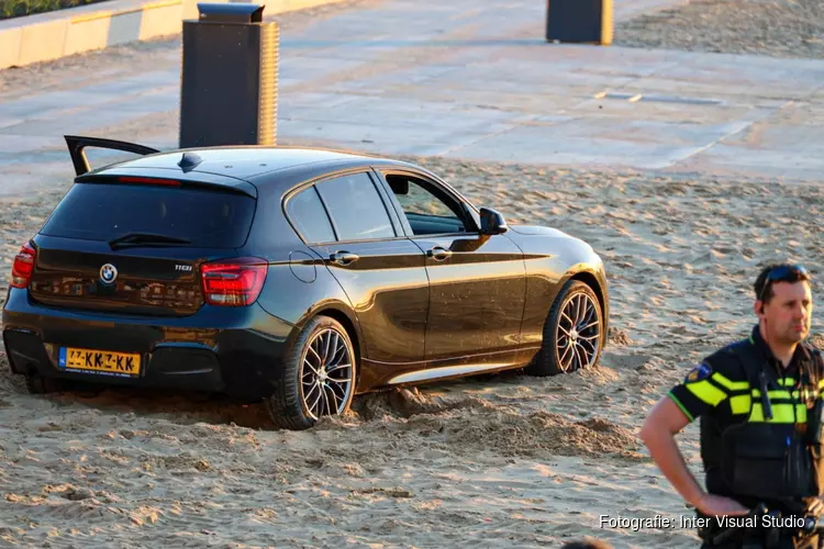 Automobilist rijdt strand op bij Huizen