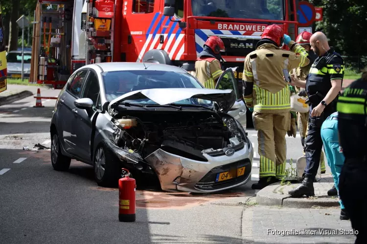 Auto in botsing met lijnbus in Huizen