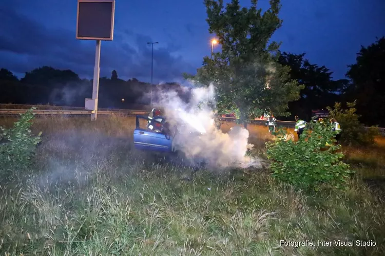 Auto vliegt in brand na ongeluk op A1, bestuurder naar ziekenhuis