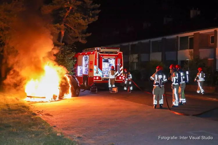 Auto door brand verwoest in Huizen