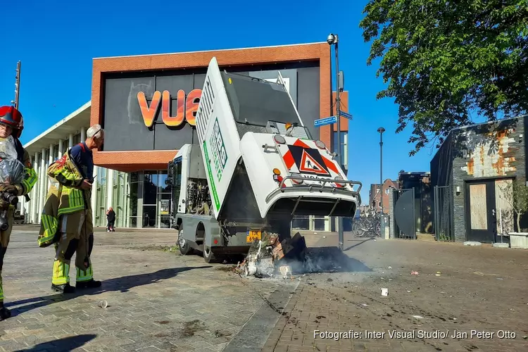 Lading van veegwagen in brand op Hilversumse markt