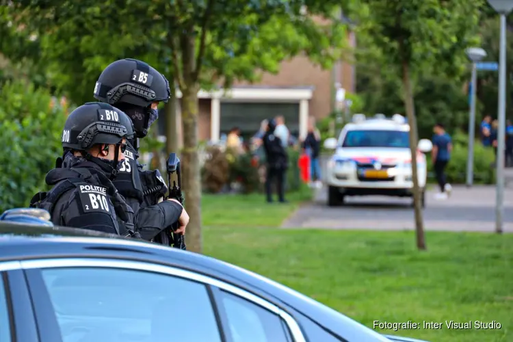 Politie met geweren in woonwijk Huizen vanwege serieuze dreiging