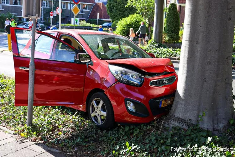 Auto tegen boom gereden in Bussum