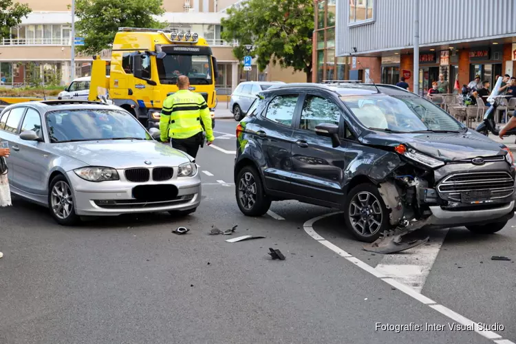 Twee auto&#39;s mee met bergingsdienst door botsing in Huizen