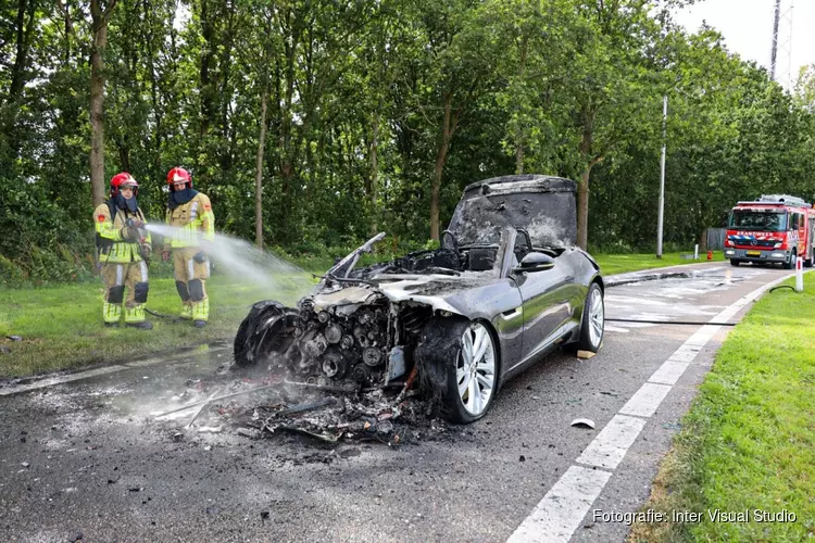 Dure sportwagen uitgebrand langs A1 in Naarden