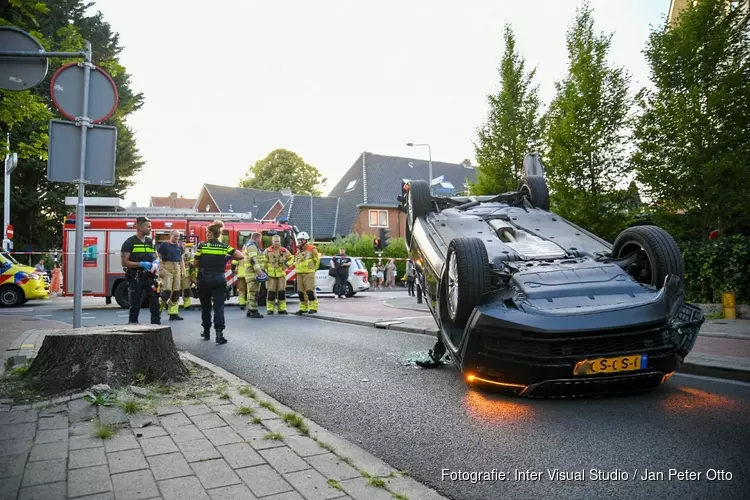 Auto crasht op boomstronk en kantelt