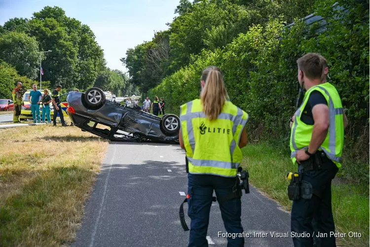 Auto over de kop op N201 bij Hilversum