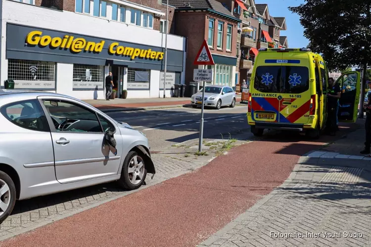 Openslaande autodeur zorgt voor ongeluk in Naarden