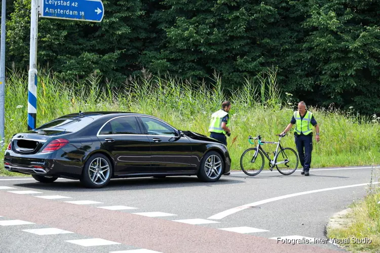 Wielrenner aangereden door taxi in Naarden