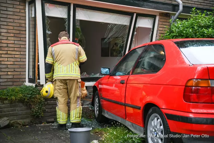 Auto ramt gevel van woning in Hilversum