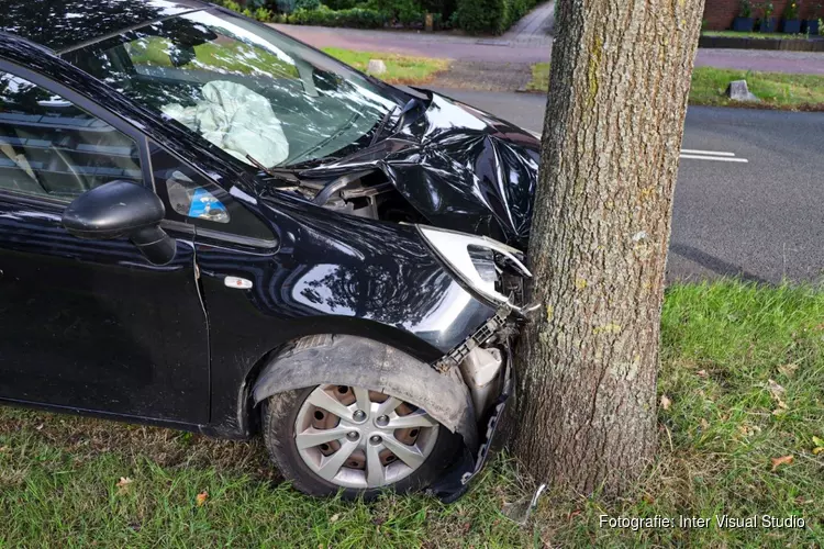 Auto tegen boom gereden in Blaricum