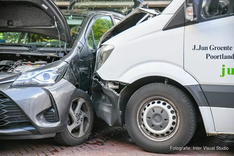 Ongeval in Laren-centrum tussen auto en bestelbus