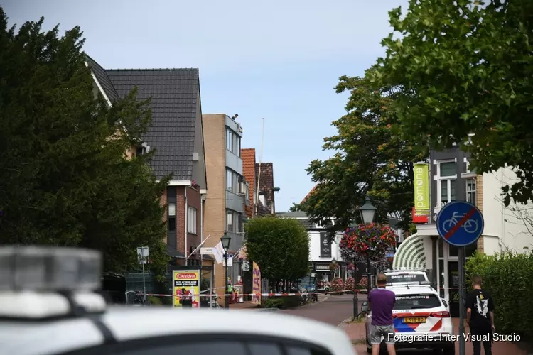 Straat in centrum Bussum afgesloten geweest vanwege verwarde jonge man op dak