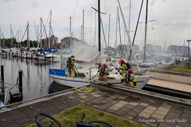 Brand op boot in jachthaven Huizen