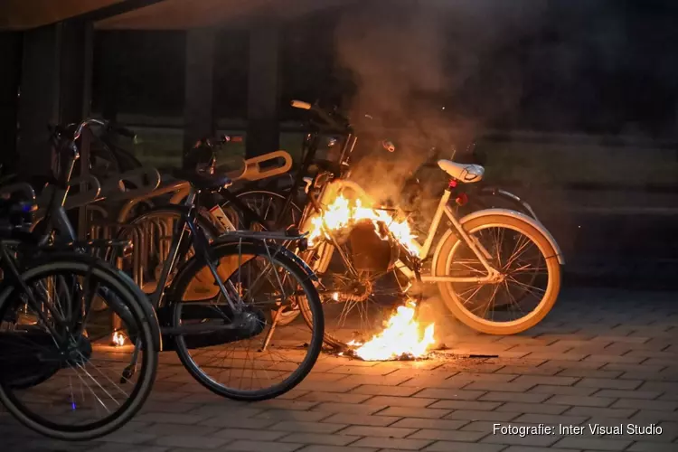 Fiets in brand bij busstation Huizen