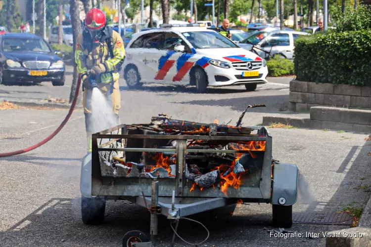 Aanhanger in brand in Huizen