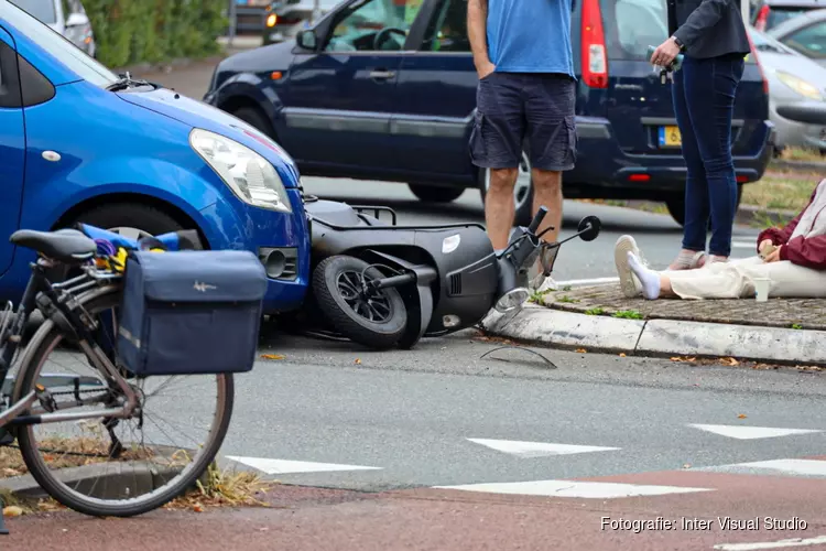 Scooterrijdster 25 meter meegesleurd bij ongeluk in Huizen