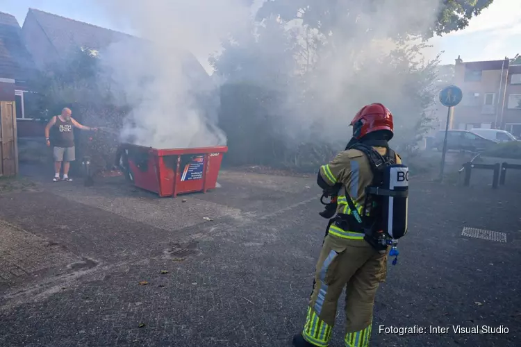 Brand in bouwcontainer te Huizen snel onder controle