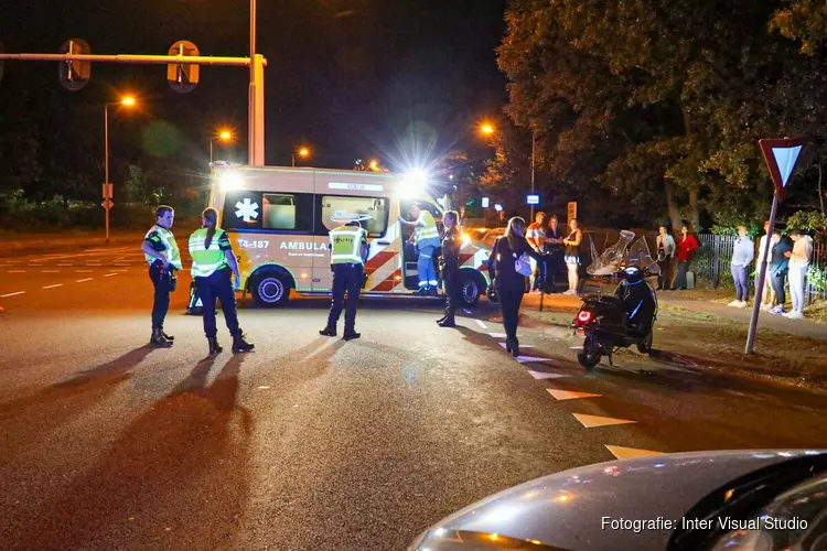 Scooterrijdster ernstig gewond bij ongeval in Bussum