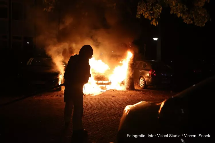 Auto door brand verwoest in Huizen