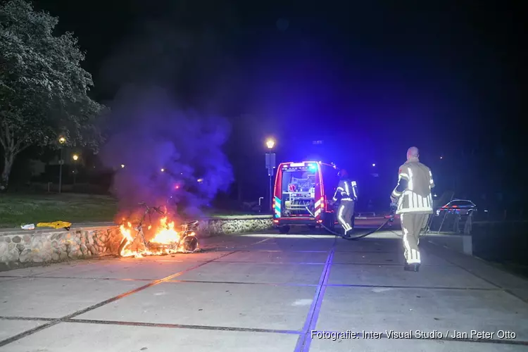 Scooter door brand verwoest in park in Hilversum