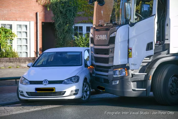 Vrachtauto botst tegen auto in Hilversum