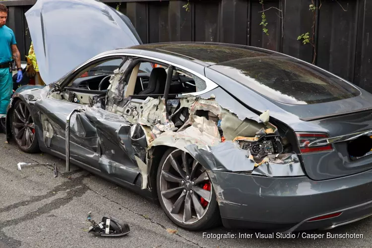 Tesla aan zijkant opengereten door vrachtwagen bij Huizen