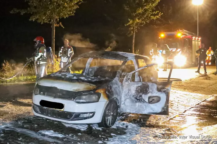 Auto vliegt spontaan in brand tijdens het rijden in Loosdrecht