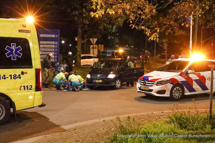 Fietser gewond na ongeval op rotonde in Eemnes