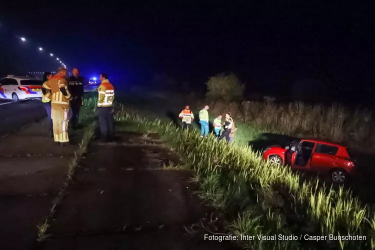 Auto belandt in de berm van A1 na te zijn afgesneden