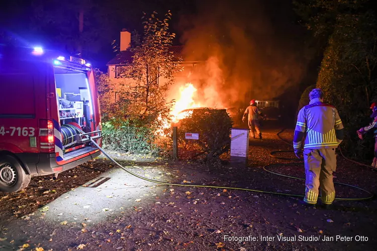 Twee auto&#39;s door brand verwoest in Laren