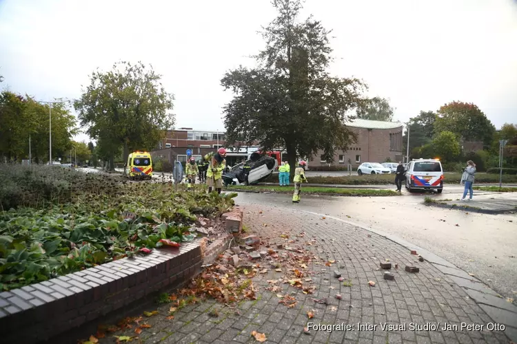 Auto ramt muurtje op rotonde in Bussum en slaat over de kop