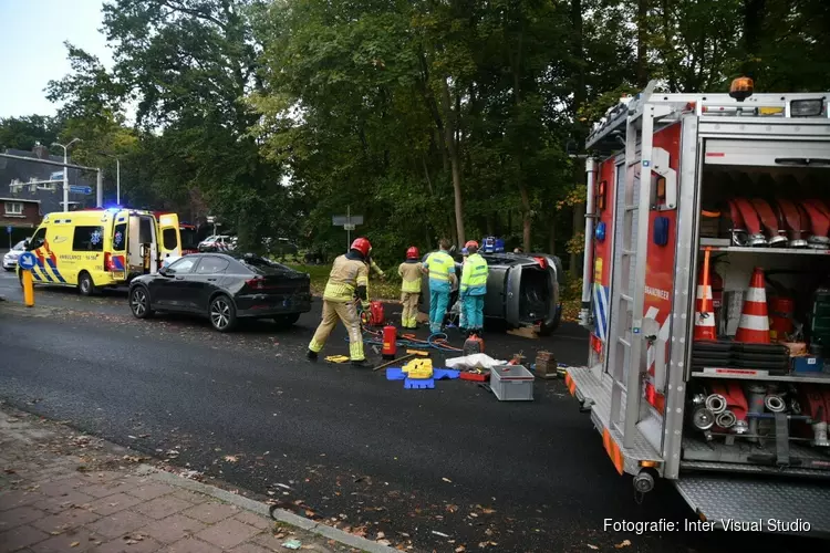 Brandweer bevrijdt automobilist bij ernstig ongeval Naarden/Bussum