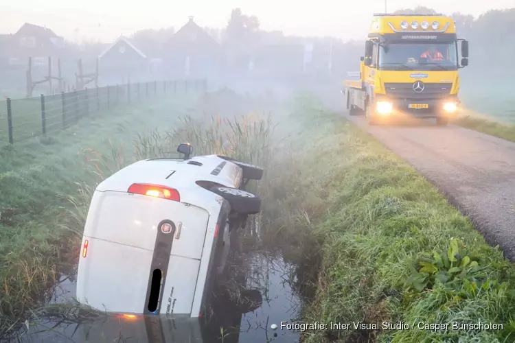 Bestelbus belandt in sloot