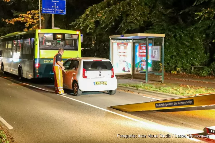 Automobiliste rijdt achterop lijnbus