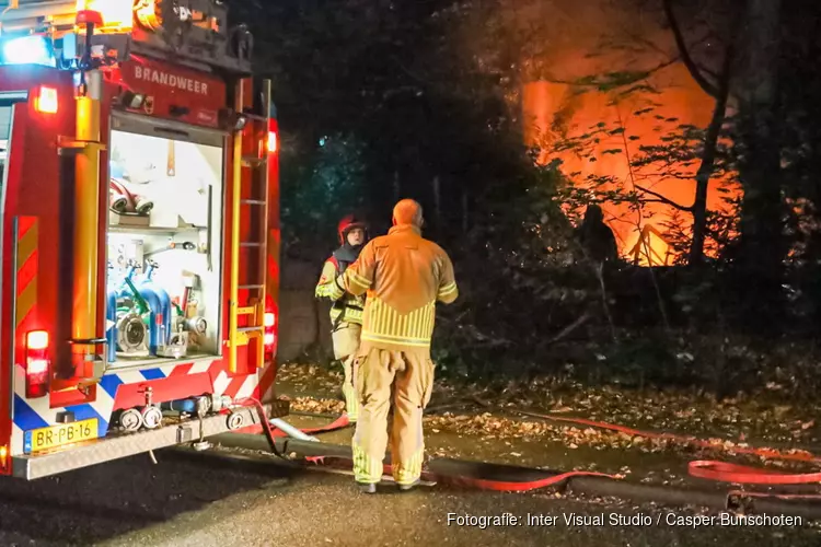 Caravan in brand in Naarden, vlammenzee in achtertuin