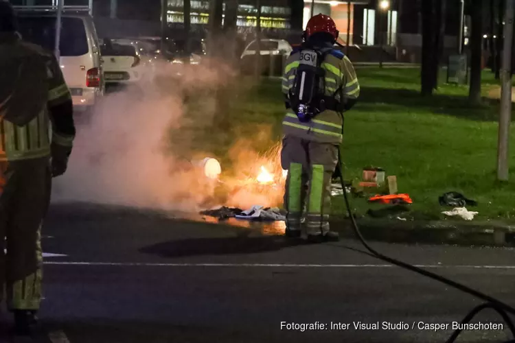 Spontane brand in bedrijfsbus in Huizen