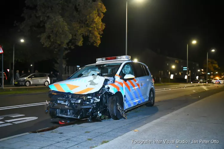 Politieauto, op weg naar melding, betrokken bij aanrijding