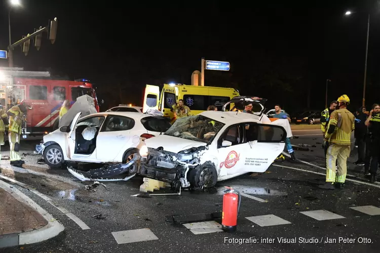 Beknelling bij aanrijding in Bussum, twee gewonden