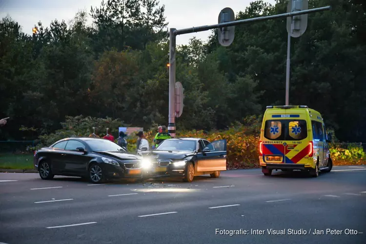 Bestuurder naar het ziekenhuis na botsing in Laren