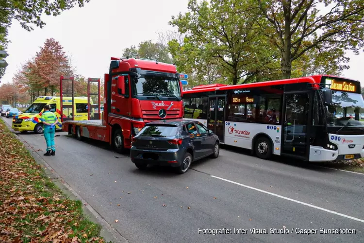 Vrachtwagen duwt auto zo&#39;n 20 meter mee in Eemnes