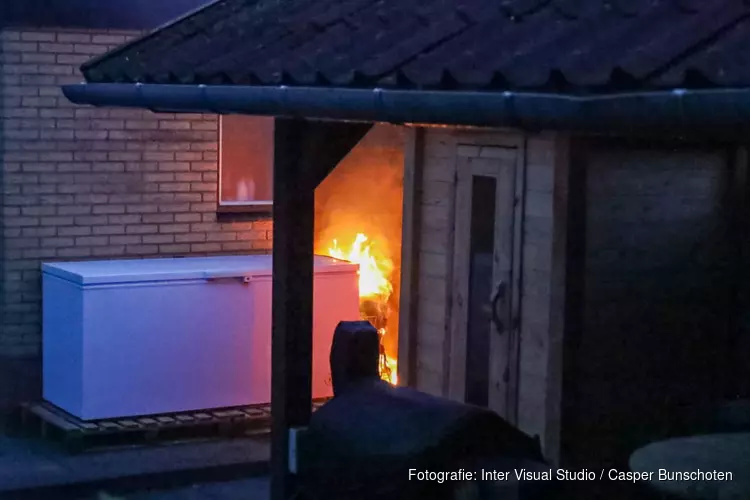 Brand in achtertuin in Huizen