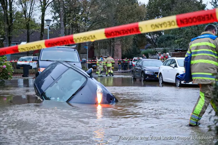 Auto verdwijnt in sinkhole