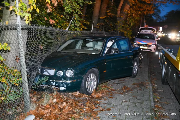 Automobilist rijdt over bussluis in Blaricum en crasht