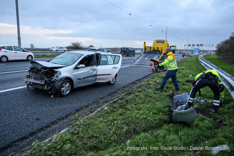 Ongeval op A1, vangrail en auto beschadigd