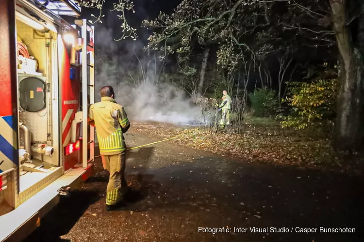 Brandweer blust kampvuur in Bussum